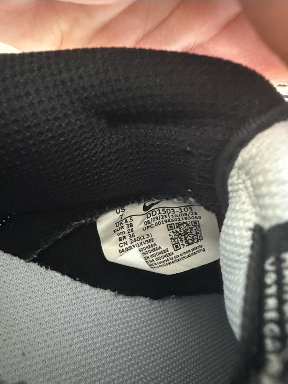 Nike Black and White Low-Top Sneakers - Picture 5 of 5